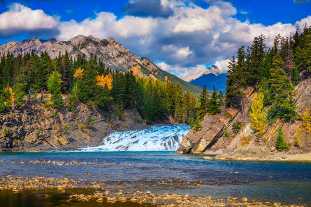 bow falls in der nähe des dorfes banff in den kanadischen rockies, kanada - banff stock-fotos und bilder