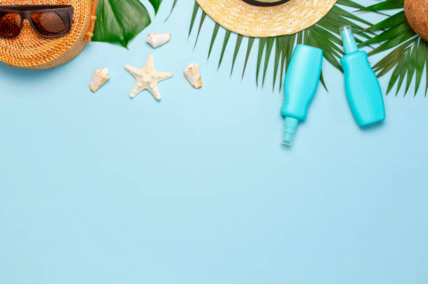 Summer composition flat lay. Round trendy rattan bag straw hat sunglasses tropical palm leaves coconut sunscreen seashells on blue background. Top view copy space. Creative fashion vacation backdrop. composición de verano plana lay. bolsa redonda de ratán de moda sombrero de paja gafas de sol hojas de palma tropical protector solar de coco conchas marinas sobre fondo azul. espacio de copia de vista superior. telón de fondo creativo de vacaciones de