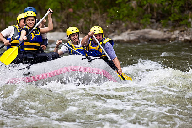 menschen wildwasser-rafting - sports team sport rowing teamwork rafting stock-fotos und bilder