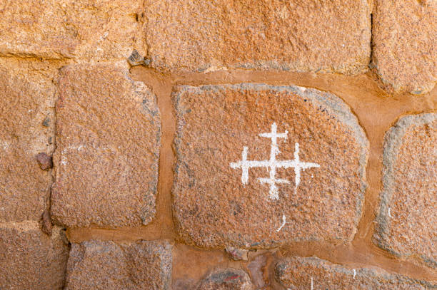 cruz templaria en el interior del monasterio de santa catalina en el sinaí - santa catalina monastery fotografías e imágenes de stock