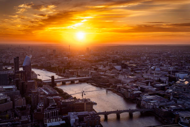 красивый, возвышенный закат за горизонтом лондона - blackfriars bridge стоковые фото и изображения