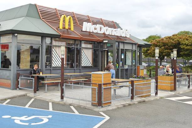restaurante mcdonalds - dining burger outdoors restaurant fotografías e imágenes de stock