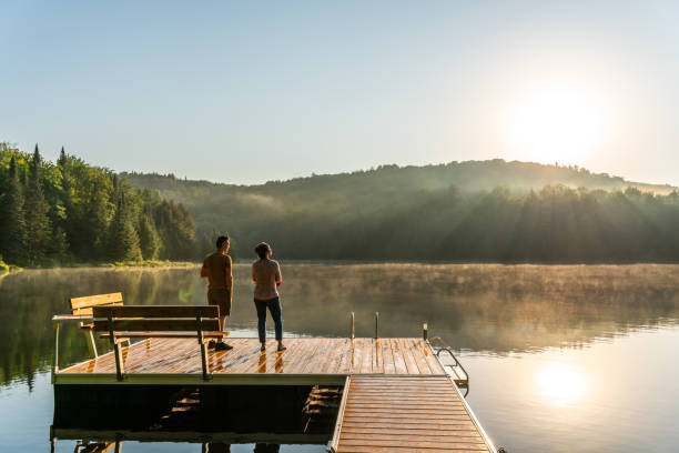 pareja de vacaciones junto a un lago. - spring forest scenics reflection fotografías e imágenes de stock