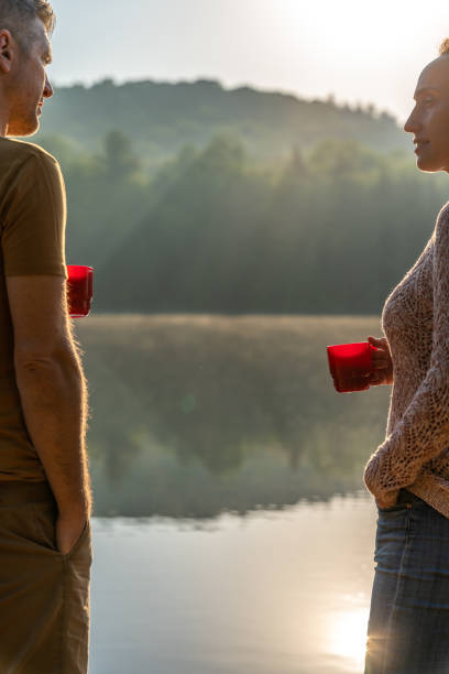 couple on vacation by a lake. - foto’s van oudere mannen stockfoto's en -beelden