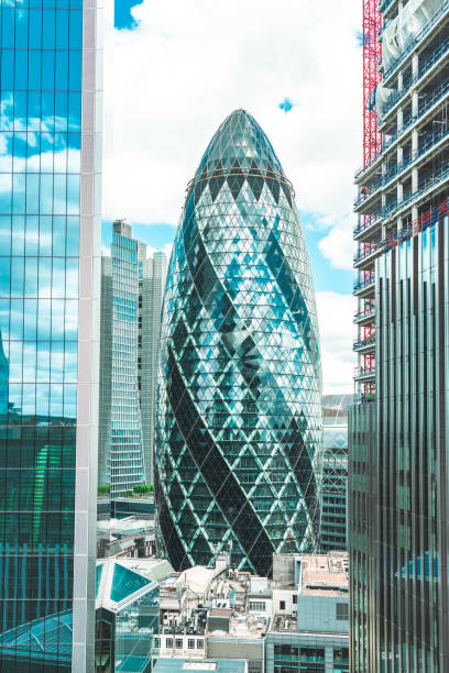 vista en el sitio de construcción con edificios residenciales sin terminar contra el cielo azul, londres - 30 st mary axe fotografías e imágenes de stock