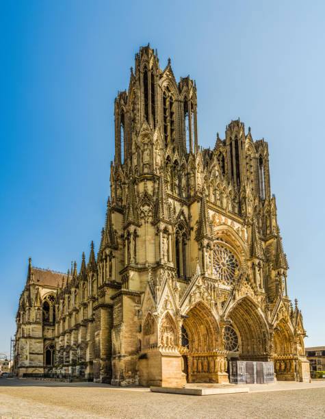 catedral de reims en la región de champagne de francia - catedral de reims fotografías e imágenes de stock