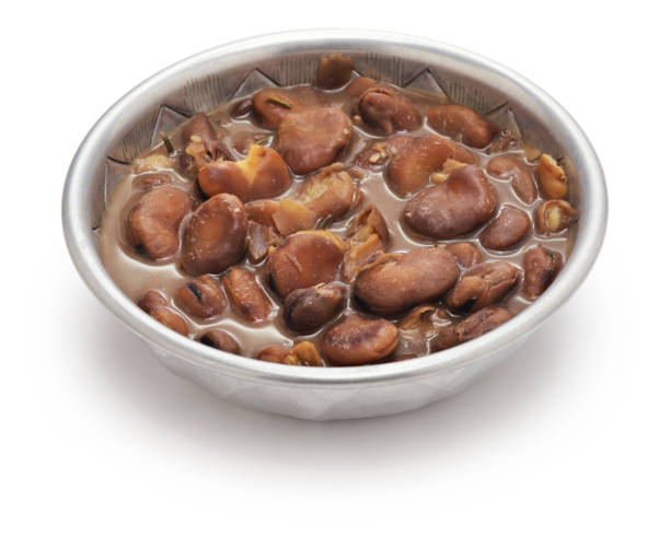 ful (ägyptischer getrockneter bohneneintopf) isoliert auf weißem hintergrund - broad bean bean bowl brown stock-fotos und bilder