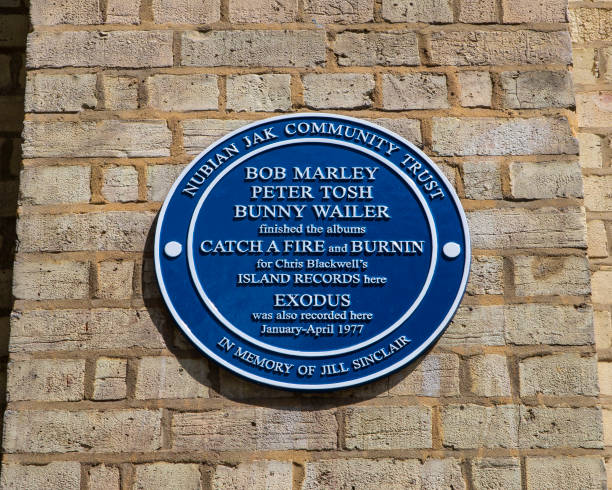 bob marley, peter tosh and bunny wailer plaque in notting hill, london, uk - ミュージシャン ボブ・マーリー 写真 ストックフォトと画像