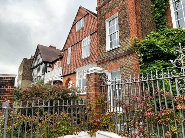 vista de rua do shopping chiswick. casas antigas ao longo da margem de chiswick - chiswick - fotografias e filmes do acervo