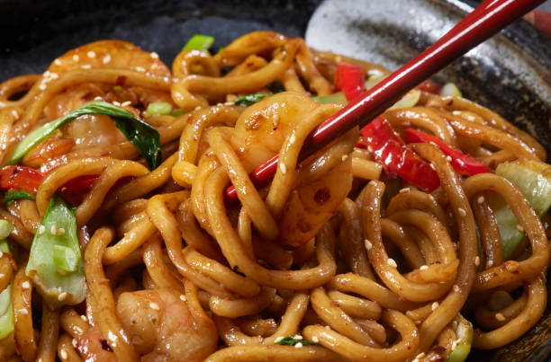 gamberetti mongoli con udon noodles - chinese cuisine foto e immagini stock