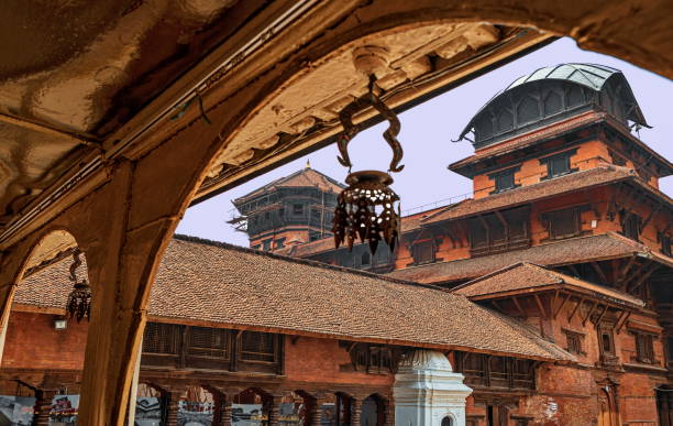 bâtiments dans la cour de hanuman dhoka, kathmandu durbar square, katmandou, népal - durbar square photos et images de collection