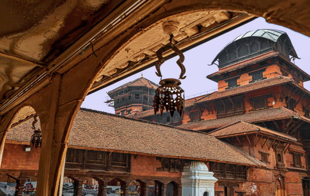 buildings in courtyard of hanuman dhoka,  kathmandu durbar square, kathmandu, nepal - nepalese culture nepal kathmandu bagmati imagens e fotografias de stock