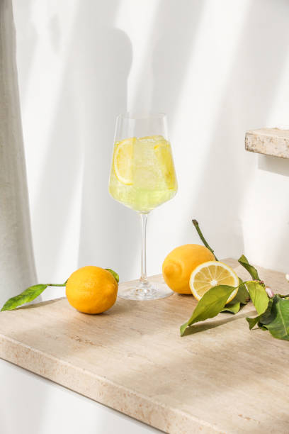 limoncello spritz aperitivo drink cocktail con limoni freschi - fruit liqueur foto e immagini stock