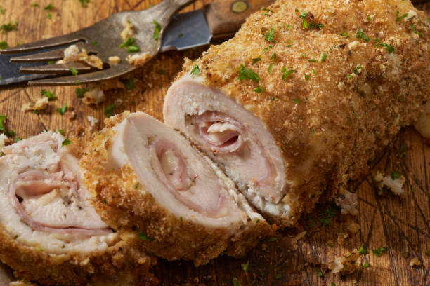 crujiente cordón de pollo al horno bleu - chicken rolled up meat stuffed chicken fotografías e imágenes de stock