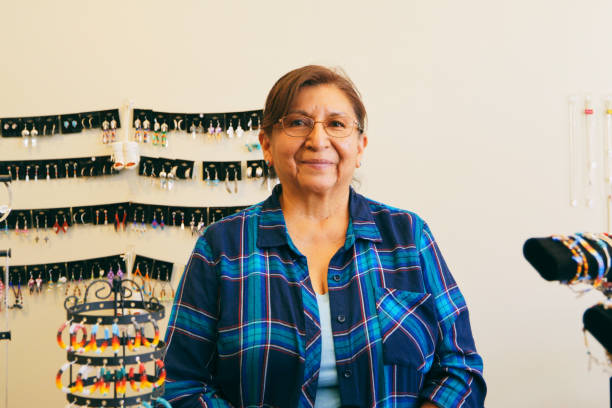 small business owner in a shop - native american north american tribal culture women mature adult imagens e fotografias de stock