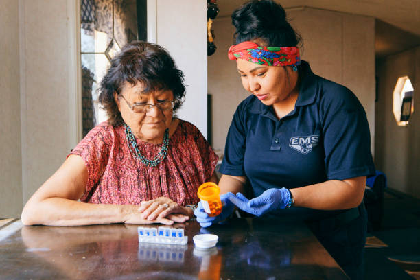 assistenza sanitaria per anziani in una casa - navajo american culture indigenous culture women foto e immagini stock