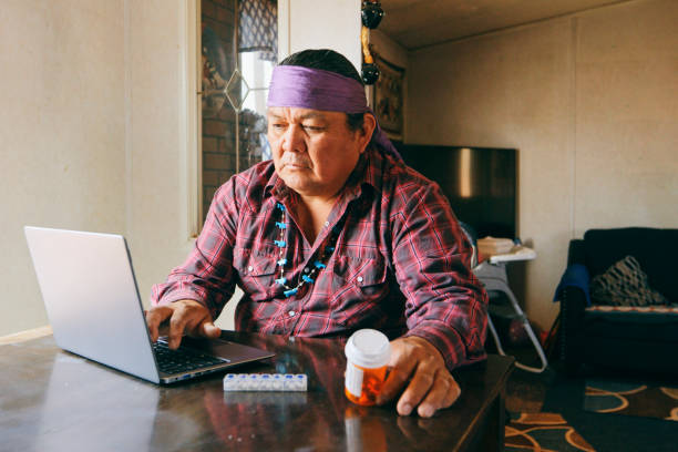 mature man saciendo medicamentos recetados en línea - navajo fotografías e imágenes de stock