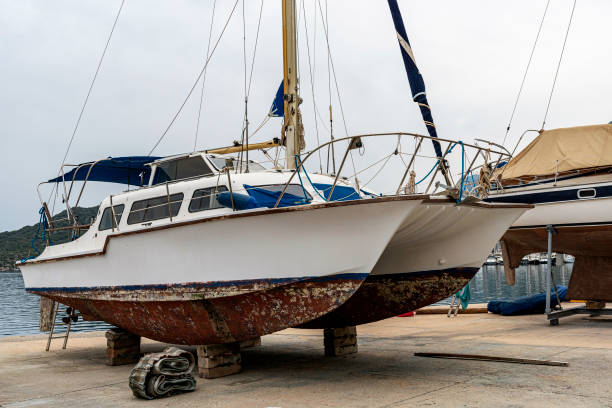 manutenzione barca a vela su bacino di carenaggio - nautical vessel wood sailing ship repairing foto e immagini stock