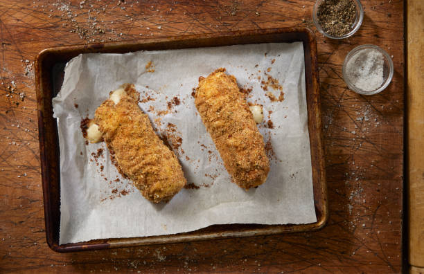 crujiente cordón de pollo al horno bleu - chicken rolled up meat stuffed chicken fotografías e imágenes de stock