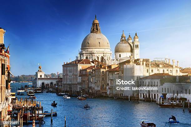 Photo libre de droit de Grand Canal Et La Basilique Santa Maria Della Salute Venise Italie banque d'images et plus d'images libres de droit de Architecture