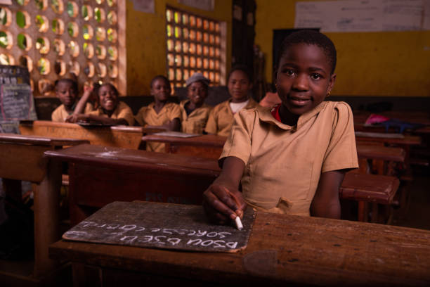 学習意欲のある黒人の子供たちでいっぱいのアフリカの教室で。学習コンセプト - african descent africa african culture classroom ストックフォトと画像