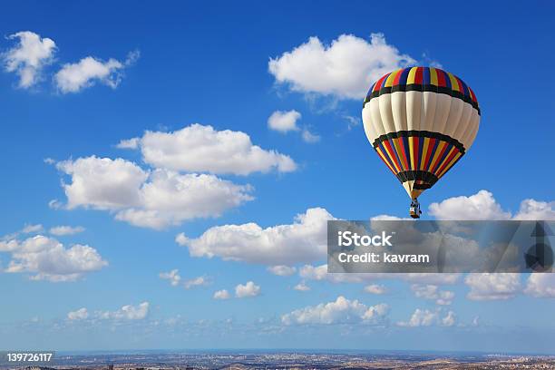 Foto de Enorme De Ar Quente Voando No Céu Nublado e mais fotos de stock de Balão de ar quente - Balão de ar quente, Beleza natural - Natureza, Céu - Fenômeno natural