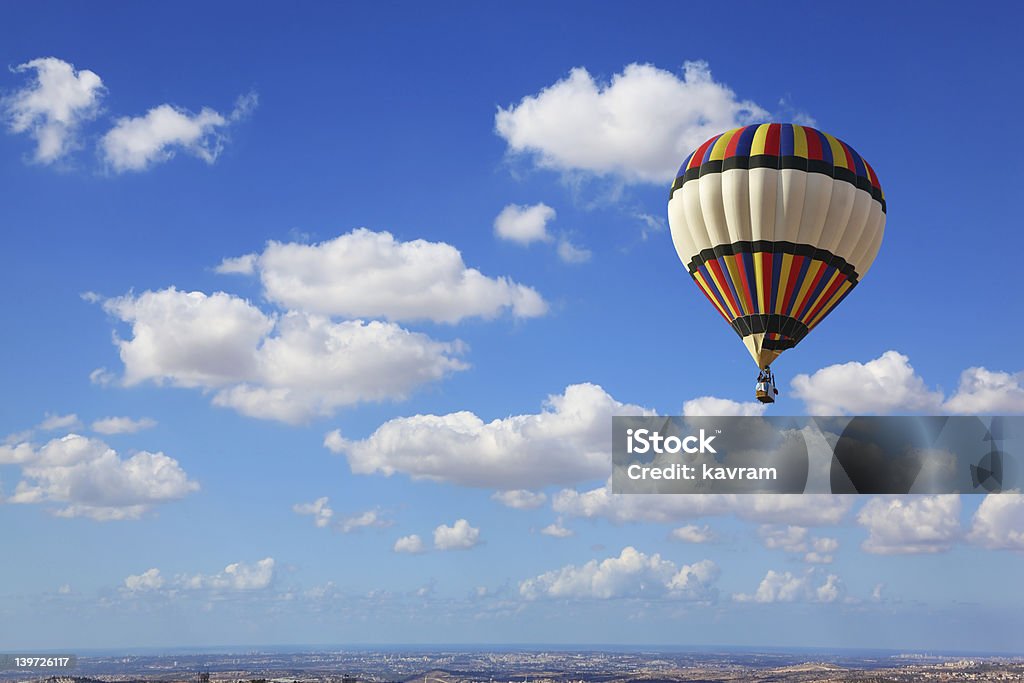 Огромный воздушный шар, летящий в cloudy sky - Стоковые фото Ветер роялти-фри