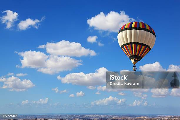 Огромный Воздушный Шар Летящий В Cloudy Sky — стоковые фотографии и другие картинки Ветер - Ветер, Вечерние сумерки, Воздушный шар