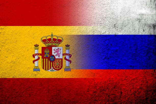 flaga narodowa federacji rosyjskiej z flagą narodową królestwa hiszpanii. tło grunge'owe - flag russian flag russia dirty stock illustrations