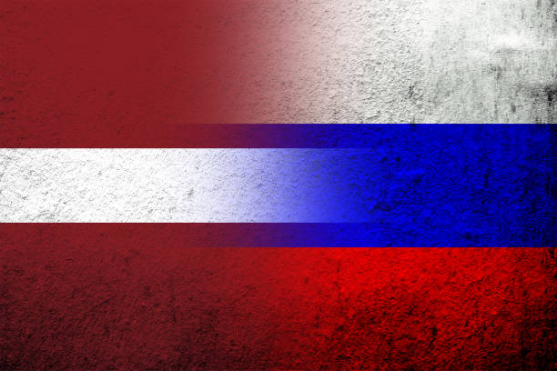 nationalflagge der russischen föderation mit der nationalflagge der republik lettland. grunge-hintergrund - president of russia stock-grafiken, -clipart, -cartoons und -symbole