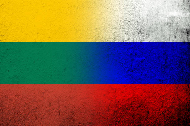 nationalflagge der russischen föderation mit der nationalflagge der republik litauen. grunge-hintergrund - president of russia stock-grafiken, -clipart, -cartoons und -symbole