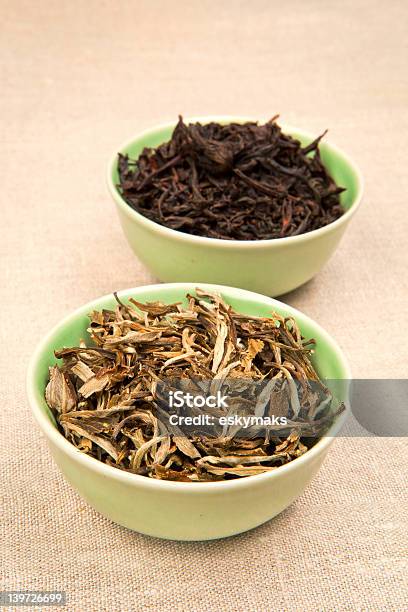 Teeblätter In Schüsseln Stockfoto und mehr Bilder von Ausgedörrt - Ausgedörrt, Blatt - Pflanzenbestandteile, Chinesische Kultur