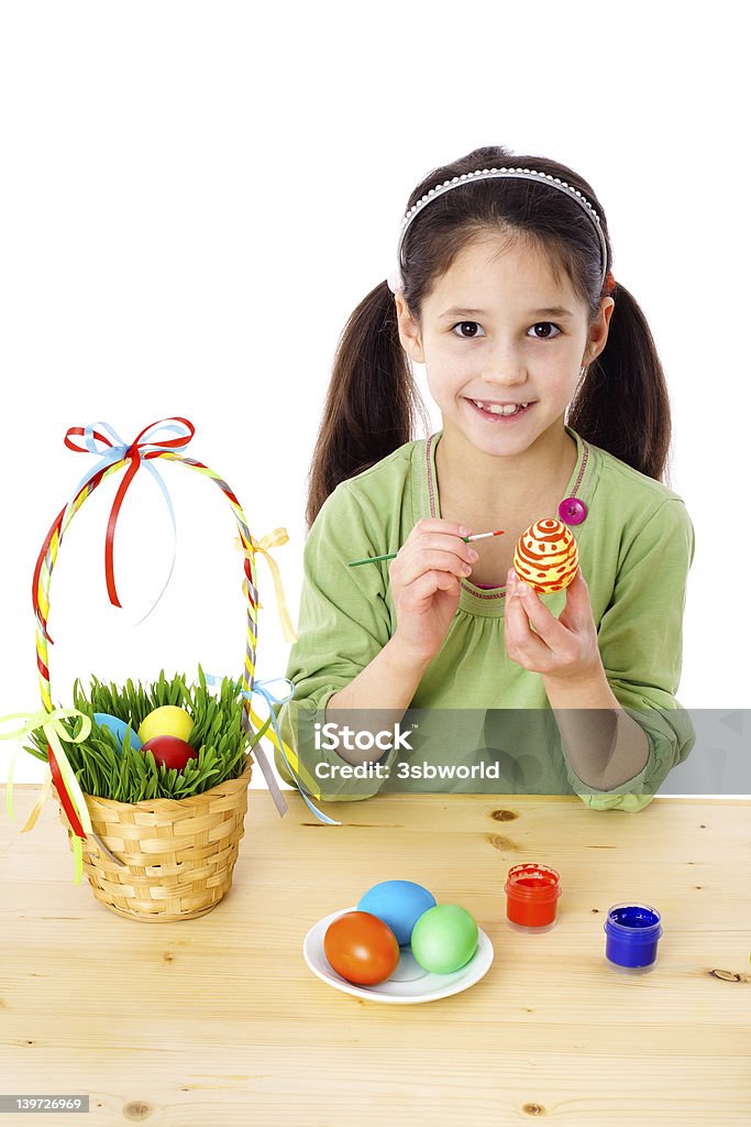 Uśmiechnięta dziewczynka Malarstwo Wielkanoc jaja - Zbiór zdjęć royalty-free (Artysta)