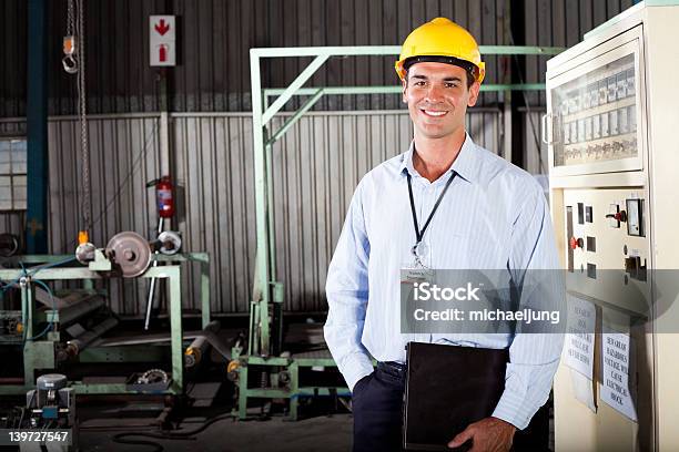 Tecnico In Fabbrica - Fotografie stock e altre immagini di Regista - Regista, Riparare, Produrre