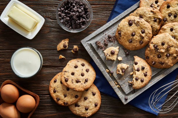 vista dall'alto di biscotti al cioccolato fatti in casa su un tavolo di legno rustico - chocolate chip cookie bakery chocolate homemade foto e immagini stock