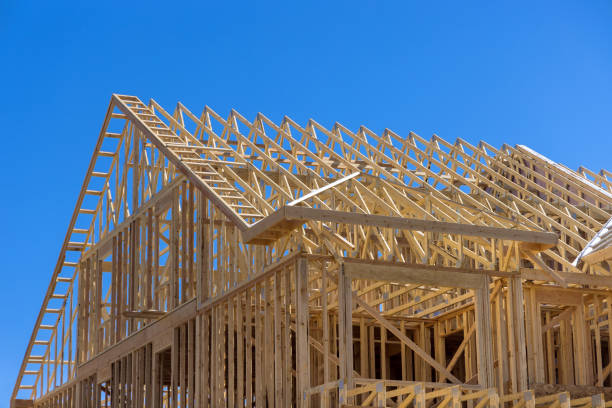 framing wood beams of wooden building new stick built home under construction - construction frame construction frame house imagens e fotografias de stock