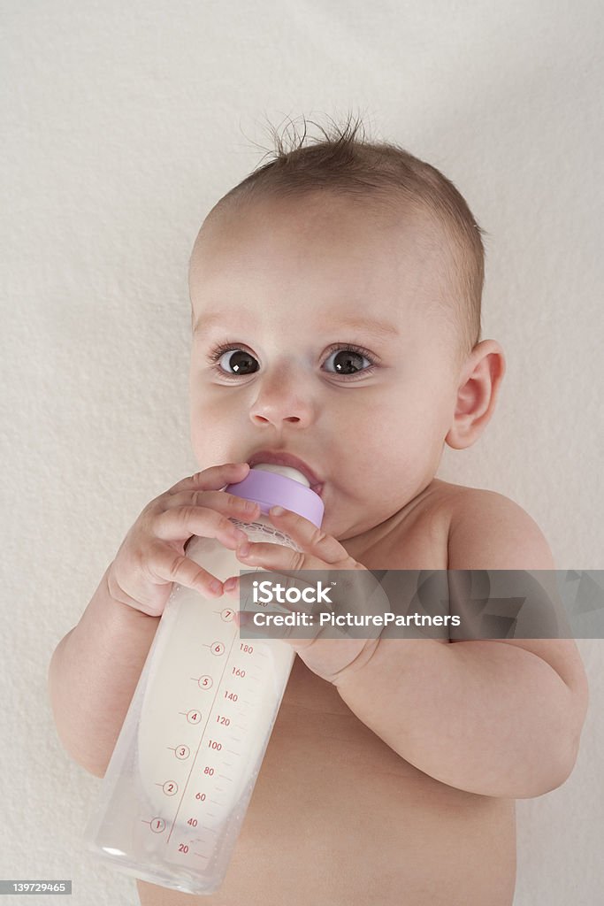 Baby trinkt aus Flasche ist - Lizenzfrei 0-11 Monate Stock-Foto