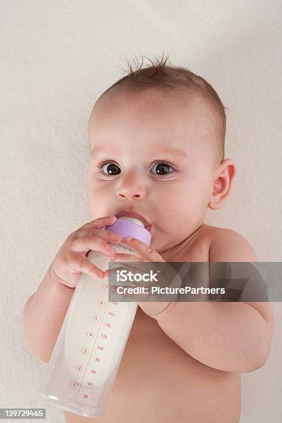 Foto de Bebê É Beber Da Garrafa e mais fotos de stock de 0-11 meses - 0-11 meses, 2-5 meses, Beber
