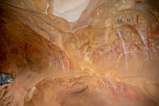 アルカルーロックの先史時代の洞窟壁画 - aboriginal rock art ストックフォトと画像
