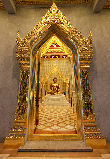 istock Door Wat Trimit Golden Buddha 139729560
