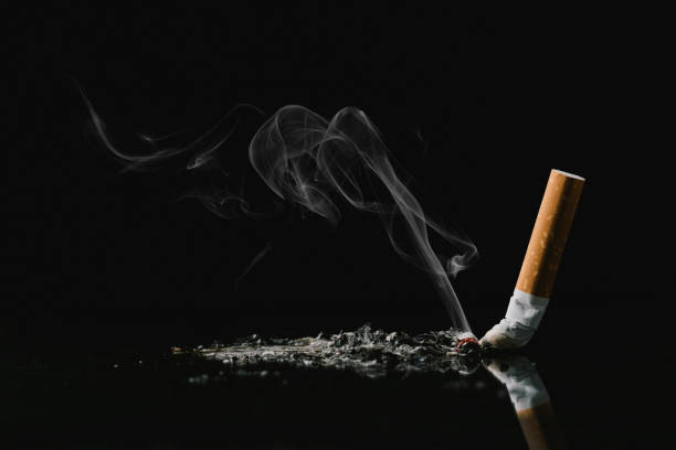 концепция всемирного дня без табака. бросьте курить. табачные окурки на полу. концепция здоровья чем больше вы курите, тем хуже ваше здоровь - quit scene стоковые фото и изображения