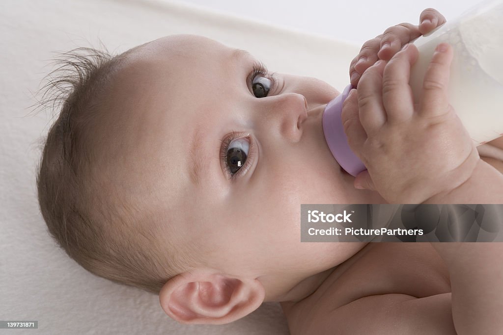 Bambino bere latte da una bottiglia - Foto stock royalty-free di 0-11 Mesi