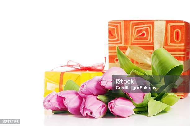 Photo libre de droit de Tulipes Roses Et Boîte De Cadeau banque d'images et plus d'images libres de droit de Amour - Amour, Anniversaire, Arbre en fleurs