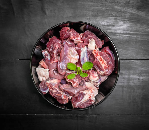 нарезанное сырое мясо на черном фоне, вид сверху. сыр�ое мясо баранины и баранины выделено. - red meat стоковые фото и изображения