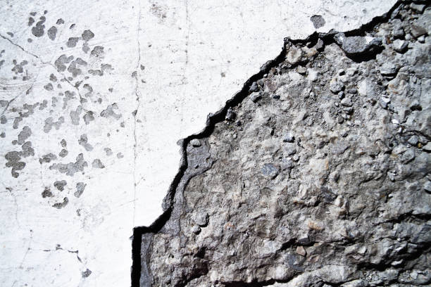 istock Old wall with a crack.Grunge background in dark color. 1397338626