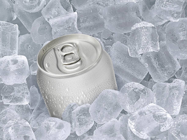 lata de bebida gelada, cubo de gelo de suculento. bebida refrescante de verão - patinagem no gelo - fotografias e filmes do acervo