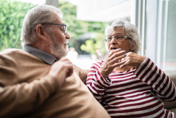 älteres paar diskutiert zu hause - couple senior adult sadness emotional stress stock-fotos und bilder