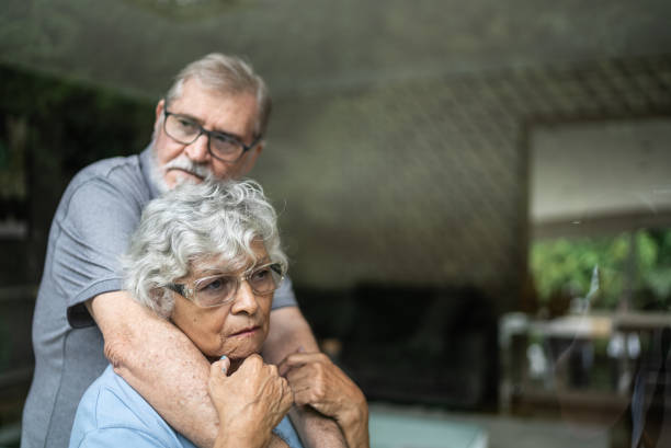 pareja de ancianos contemplativa preocupada en casa - financial burden fotografías e imágenes de stock