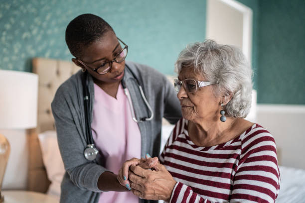 침실에 서있는 노인 여성을 돕는 가정 간병인 - community outreach aging process human age retirement 뉴스 사진 이미지