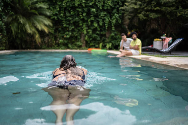 mujer nadando en una piscina en casa - swimming exercising women back fotografías e imágenes de stock